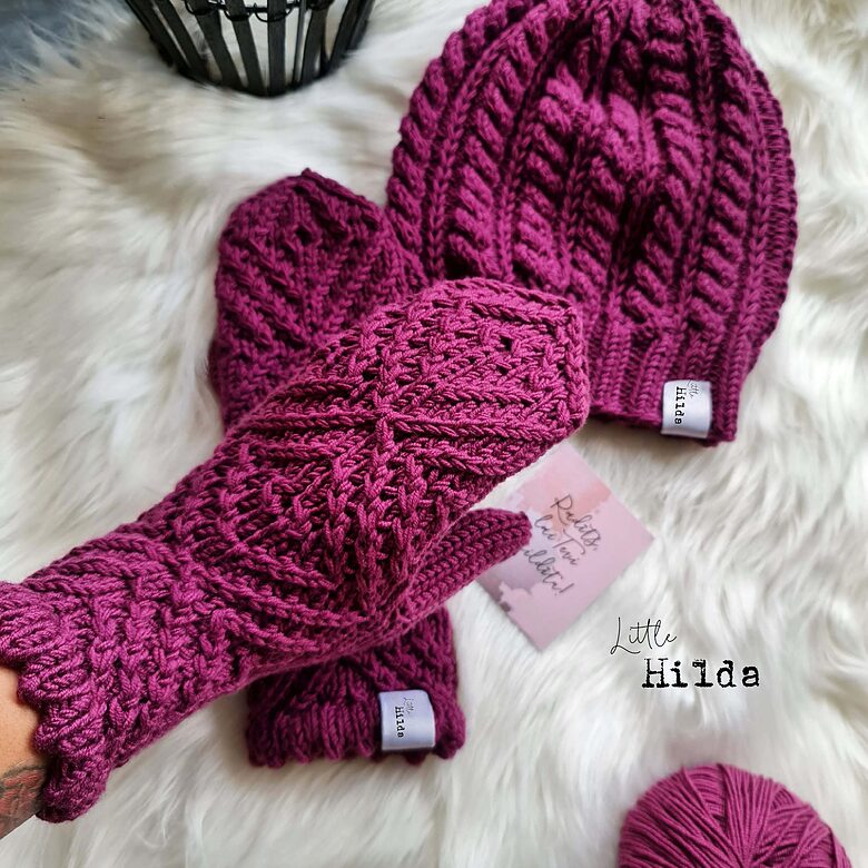 Merino wool mittens with pattern for adults