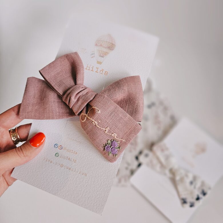 Linen bow with a personalized name and mini drawing, set includes 1 pc.
