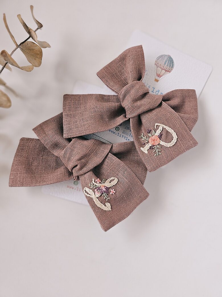 Linen bow with a personalized initial, set includes 1 pc.